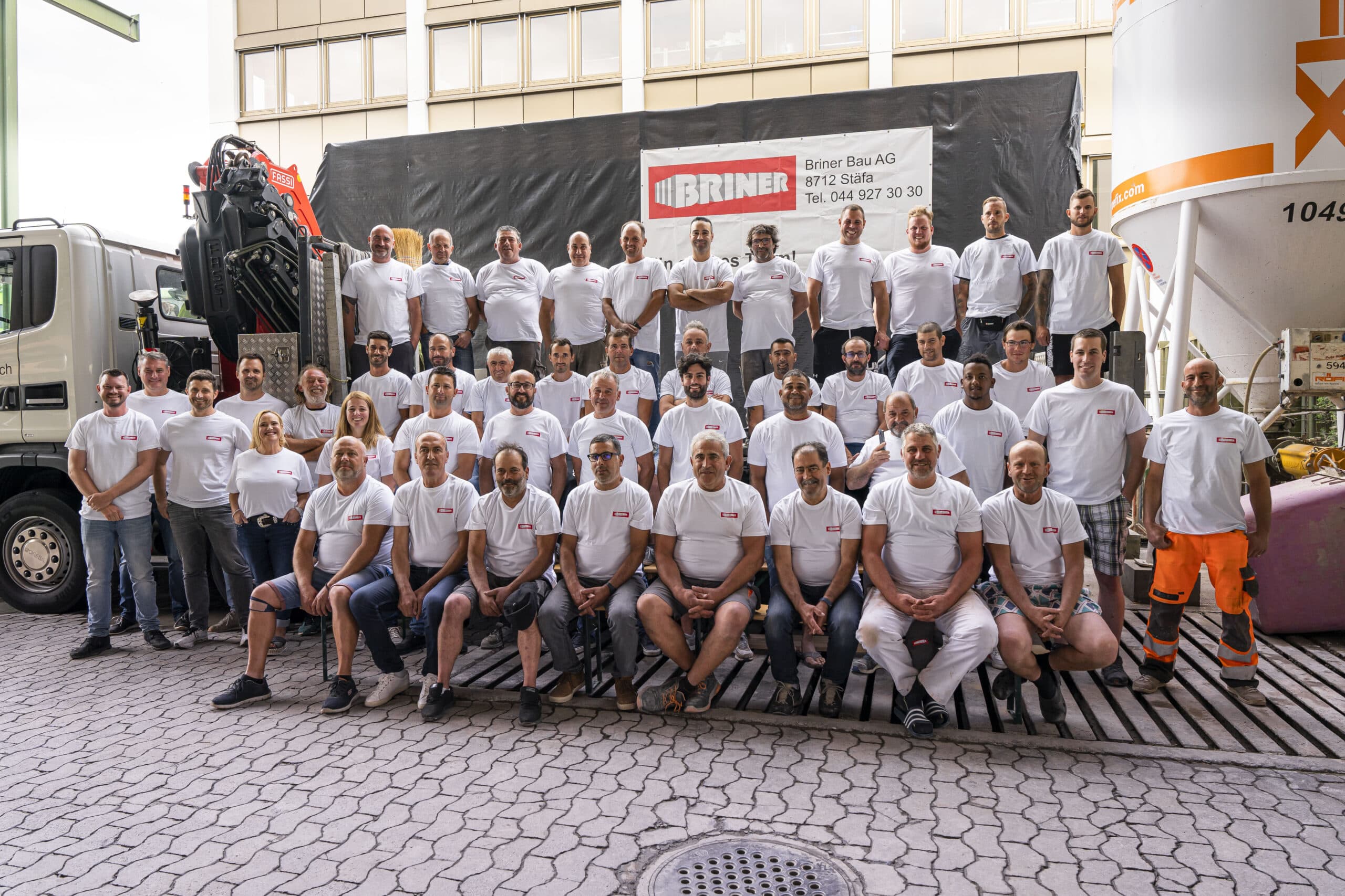 Team-Foto mit Grill-1.Juli 2022 - Briner Bau AG